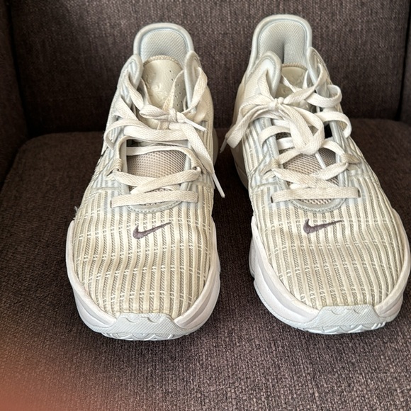 LaBron Witness 6 basketball shoes - Picture 3 of 6